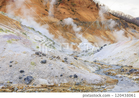 Noboribetsu Jigokudani in November: Cloudy skies accentuate the steam and volcanic scenery 120438061