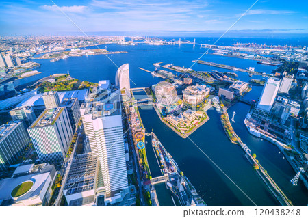 日本橫濱市景 鉸接巴士...六本木新城和麻布台...市中心全景。港未來與橫濱港全景 = 17th 120438248