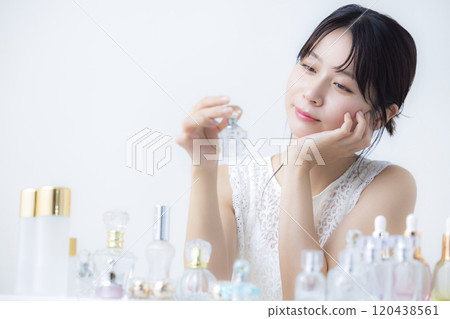 美容形象：做皮膚護理的女人 120438561