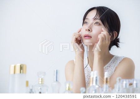 美容形象：做皮膚護理的女人 120438591