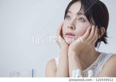 美容形象：做皮膚護理的女人 120439012