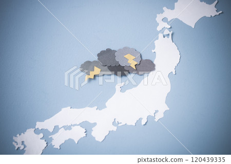 成排積雨雲和線性降水帶的圖像 120439335