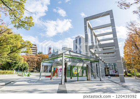 陽光明媚的日子，愛知縣名古屋市的名古屋市美術館 120439392