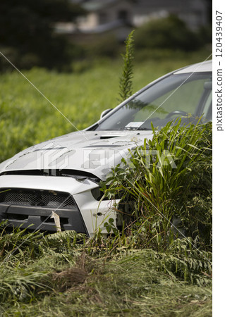 Abandoned car 120439407