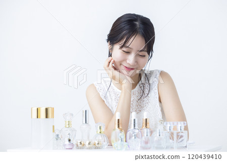 美容形象:做皮膚護理的女人 美容形象:做皮膚護理的女人 120439410