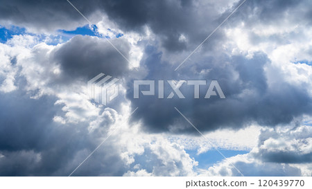 許多白雲在秋天的藍天上兩層流動 120439770