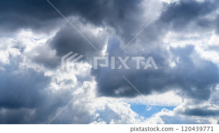 許多白雲在秋天的藍天上兩層流動 120439771