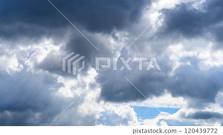 許多白雲在秋天的藍天上兩層流動 120439772