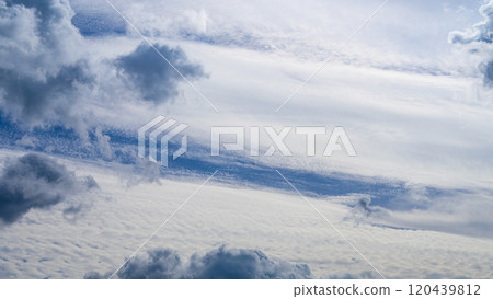許多白雲在秋天的藍天上兩層流動 120439812