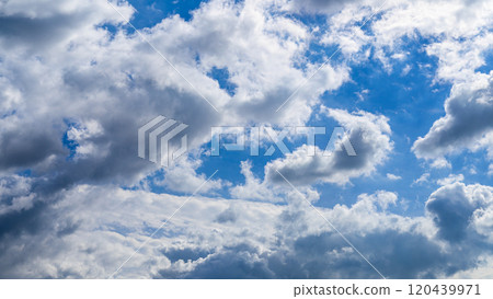 許多白雲在秋天的藍天上兩層流動 許多白雲在秋天的藍天上兩層流動 120439971
