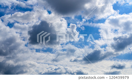 許多白雲在秋天的藍天上兩層流動 120439979