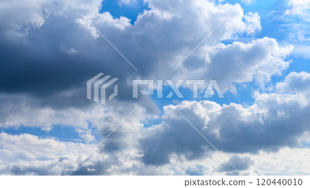 許多白雲在秋天的藍天上兩層流動 120440010