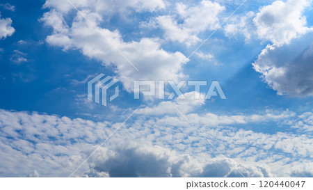 許多白雲在秋天的藍天上兩層流動 120440047