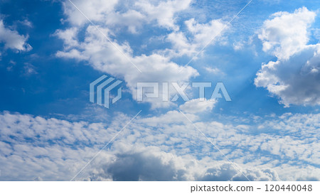 許多白雲在秋天的藍天上兩層流動 許多白雲在秋天的藍天上兩層流動 120440048