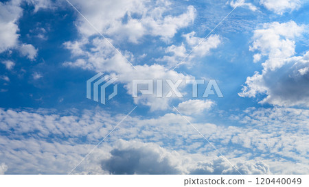 許多白雲在秋天的藍天上兩層流動 120440049