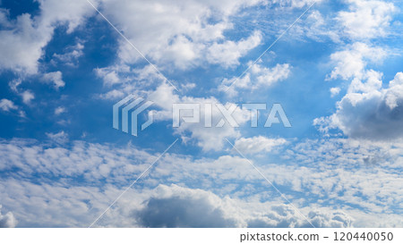 許多白雲在秋天的藍天上兩層流動 120440050