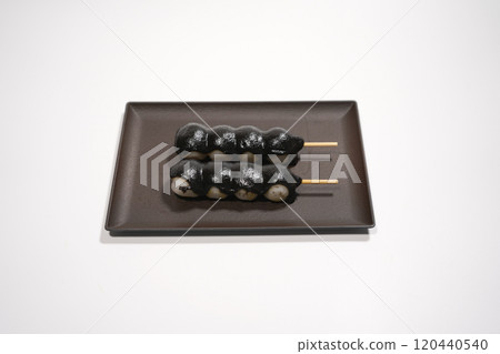 黑芝麻串子放在盤子裡 黑芝麻串子放在盤子裡 120440540