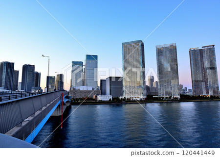 Evening view of the Tararaport Toyosu high-rise apartment complex from Harumi Bridge 120441449
