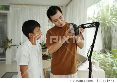 Explaining Task Using Device During Discussion at Home 120441673