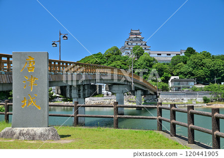 唐津城天守閣、石牆和藍天映照下的景色 唐津城天守閣、石牆和藍天映照下的景色 120441905