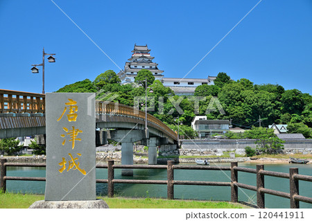 View of Karatsu Castle's castle tower and stone walls against the blue sky View of Karatsu Castle's castle tower and stone walls against the blue sky 120441911