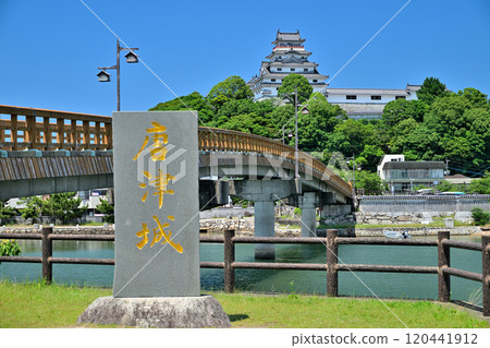 唐津城天守閣、石牆和藍天映照下的景色 唐津城天守閣、石牆和藍天映照下的景色 120441912