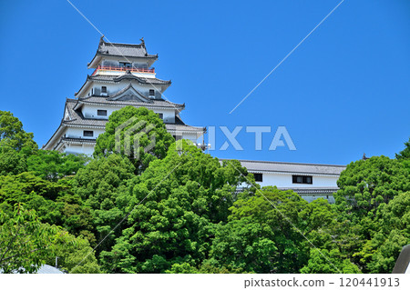 View of Karatsu Castle's castle tower and stone walls against the blue sky 120441913