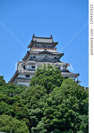 唐津城天守閣、石牆和藍天映照下的景色 唐津城天守閣、石牆和藍天映照下的景色 120441915
