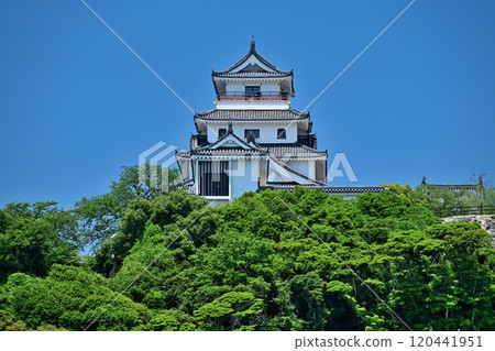 唐津城天守閣、石牆和藍天映照下的景色 120441951