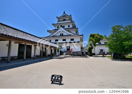 唐津城天守閣、石牆和藍天映照下的景色 唐津城天守閣、石牆和藍天映照下的景色 120441986
