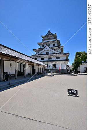 唐津城天守閣、石牆和藍天映照下的景色 唐津城天守閣、石牆和藍天映照下的景色 120441987