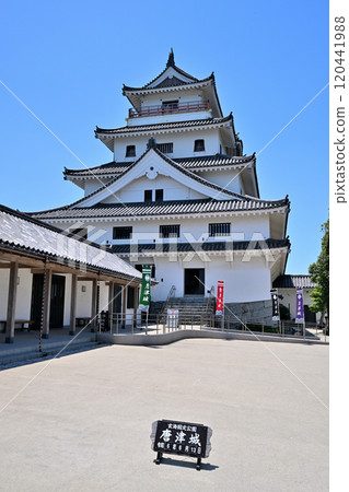 唐津城天守閣、石牆和藍天映照下的景色 唐津城天守閣、石牆和藍天映照下的景色 120441988