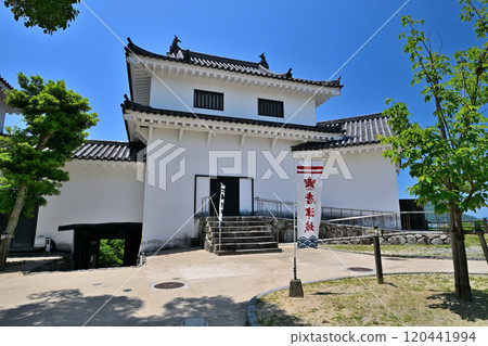View of Karatsu Castle's castle tower and stone walls against the blue sky 120441994