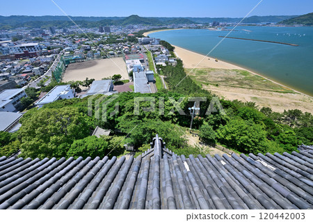 唐津城天守閣、石牆和藍天映照下的景色 唐津城天守閣、石牆和藍天映照下的景色 120442003