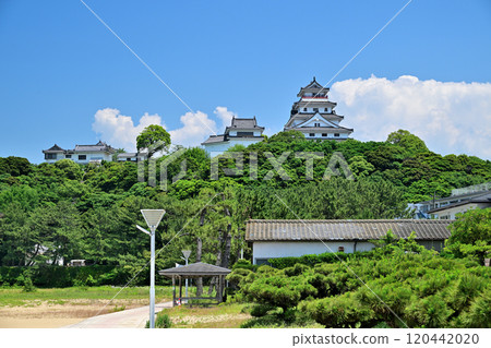 唐津城天守閣、石牆和藍天映照下的景色 唐津城天守閣、石牆和藍天映照下的景色 120442020
