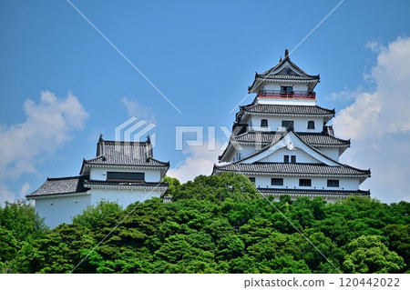 唐津城天守閣、石牆和藍天映照下的景色 唐津城天守閣、石牆和藍天映照下的景色 120442022