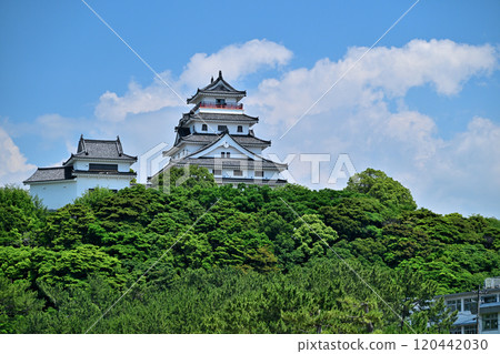 View of Karatsu Castle's castle tower and stone walls against the blue sky 120442030