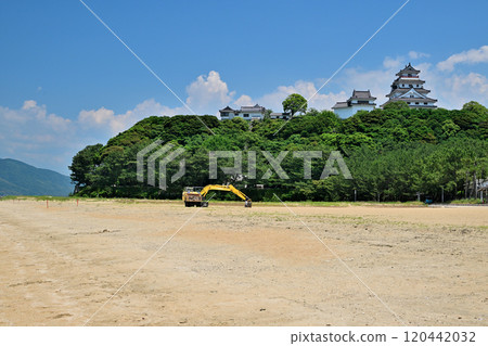 View of Karatsu Castle's castle tower and stone walls against the blue sky 120442032