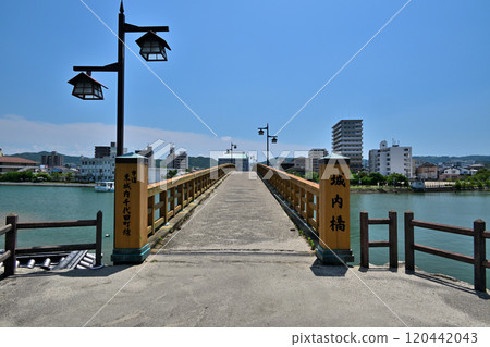 唐津城天守閣、石牆和藍天映照下的景色 120442043