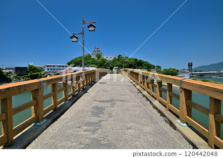 唐津城天守閣、石牆和藍天映照下的景色 120442048