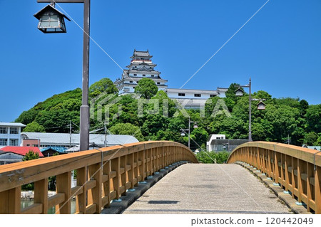 唐津城天守閣、石牆和藍天映照下的景色 120442049