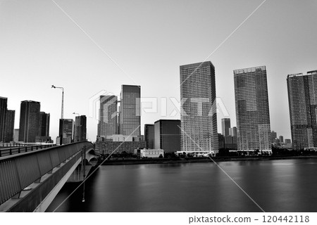 從 Harumi Ohashi 橋看到的 Laport Toyosu 高層公寓的夜景,單色 從 Harumi Ohashi 橋看到的 Laport Toyosu 高層公寓的夜景,單色 120442118