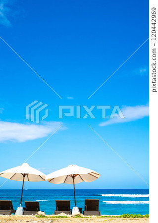 熱帶海洋和沙灘傘 熱帶海洋和沙灘傘 120442969