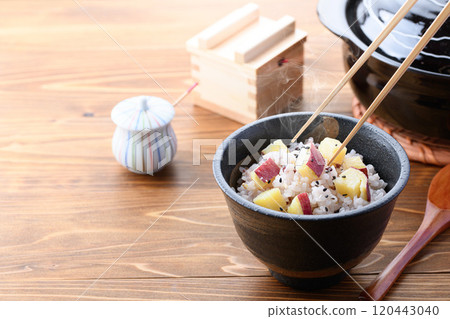 Multigrain rice with sweet potato 120443040