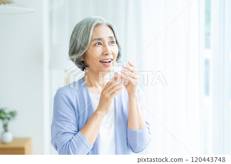 有杯子的資深婦女 120443748