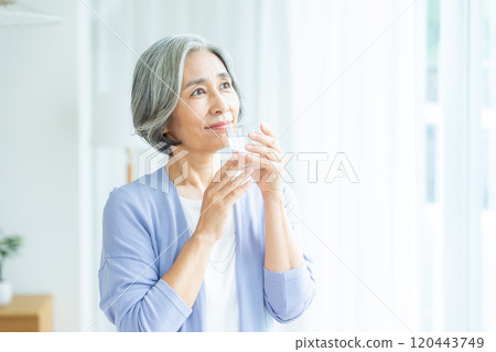 有杯子的資深婦女 120443749