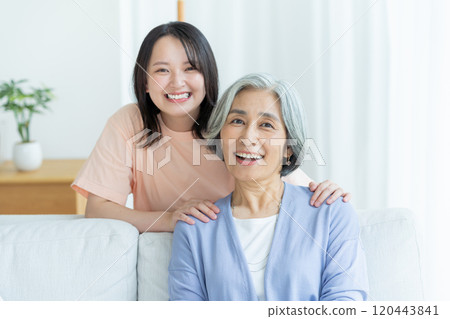 好朋友和父母在客廳放鬆 120443841