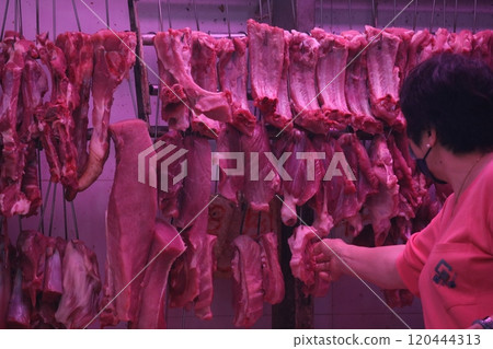 豬肉在香港市場的一家肉店出售。比牛肉和雞肉更高更貴。中國愛豬肉 120444313