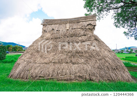The Hashimuregawa Site (Ibusuki City, Kagoshima Prefecture) was the first to clarify the relationship between the Jomon and Yayoi periods. 120444366