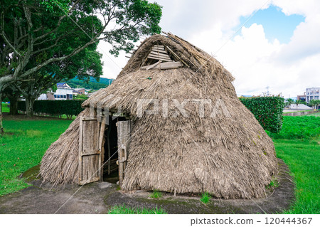 The Hashimuregawa Site (Ibusuki City, Kagoshima Prefecture) was the first to clarify the relationship between the Jomon and Yayoi periods. 120444367